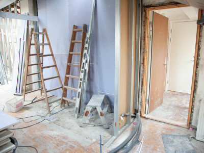 Zware constructies veilig verankeren tijdens een renovatie of aanbouw