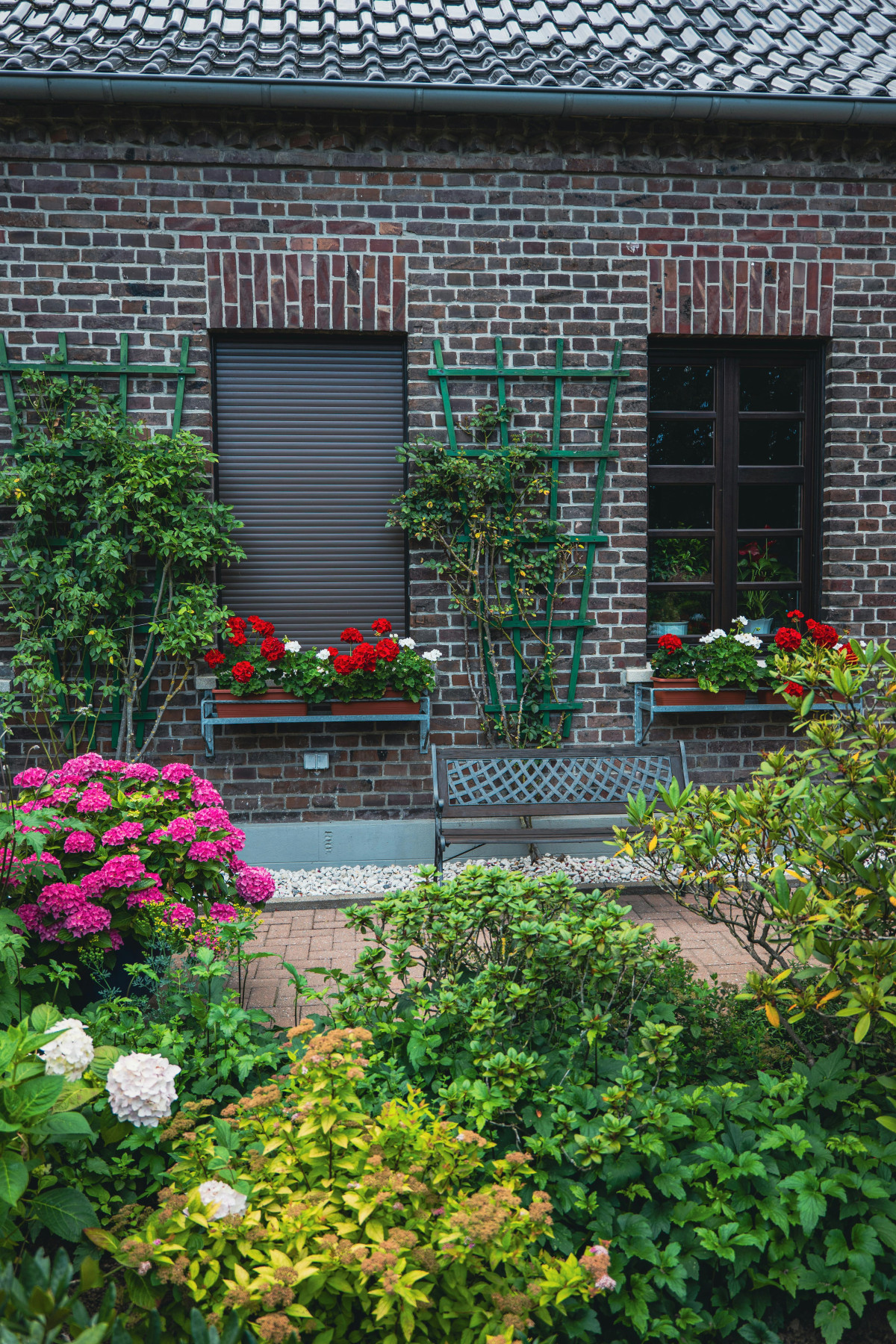 Hoe richt je een onderhoudsvriendelijke tuin in zonder dat het saai wordt