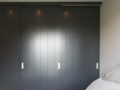 Zo houd je een kleine slaapkamer ruimtelijk én praktisch